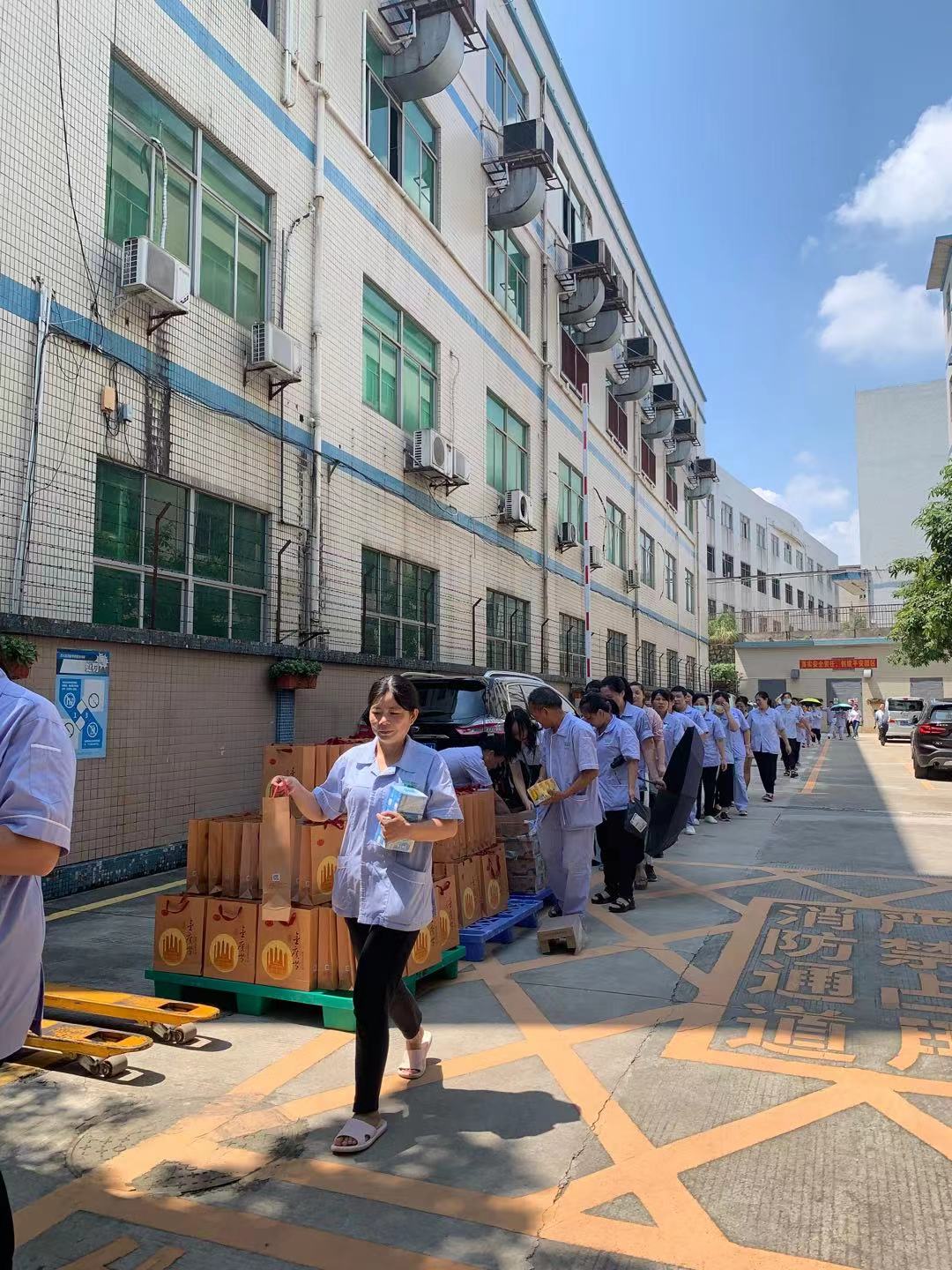 雅香麗化妝用品（深圳）有限公司預祝大家度過一個平安祥和、喜慶歡樂的中秋假期！