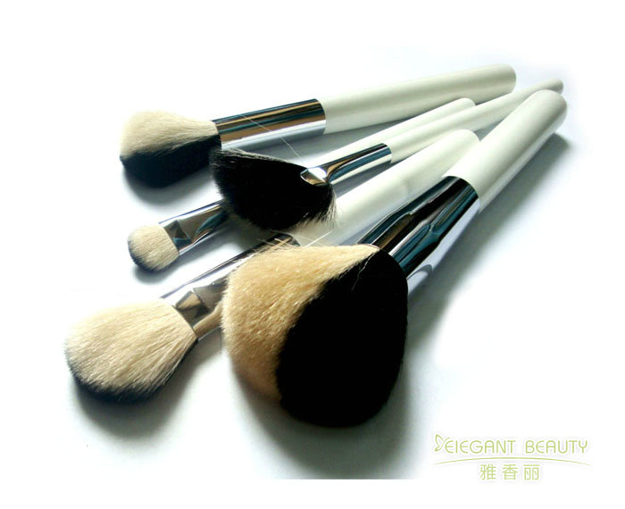 如何根據(jù)季節(jié)變化或妝容趨勢，更新成套化妝刷的配置？
