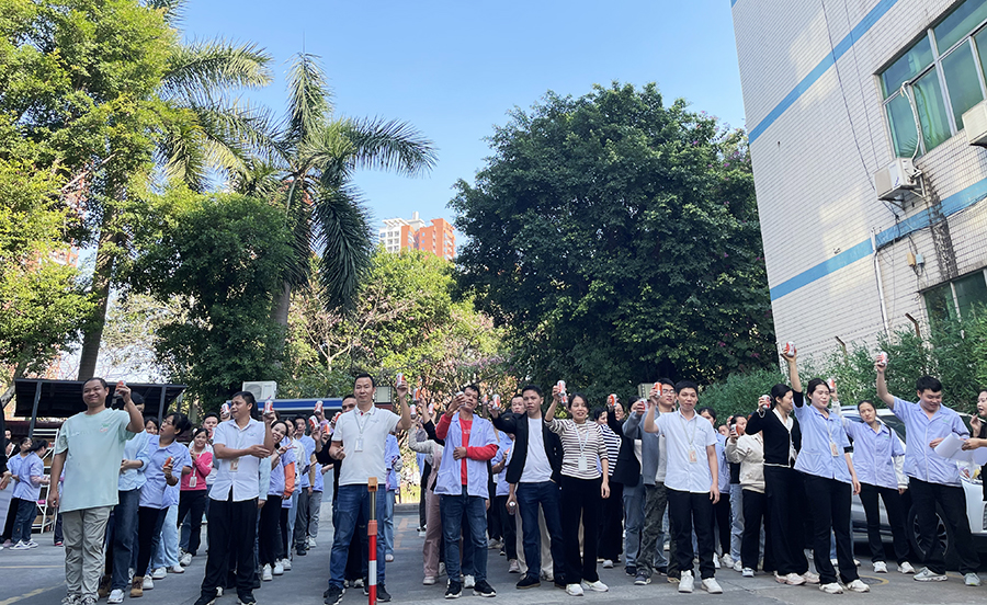 ”聚力同行 繩彩飛揚“~拔河比賽在雅香麗人的一聲聲吶喊助威中圓滿結(jié)束！